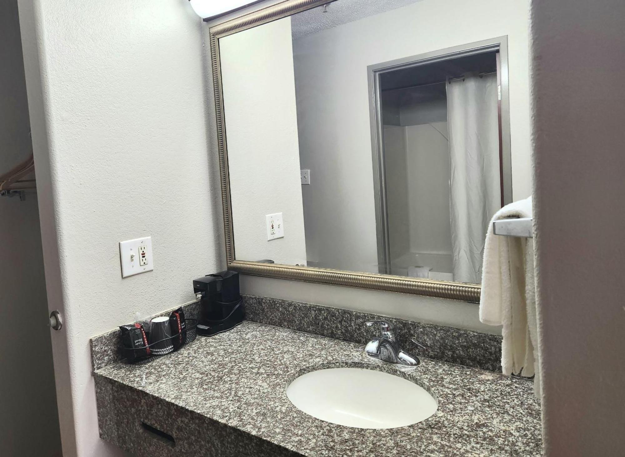 Days Inn By Wyndham Lafayette Scott Luaran gambar