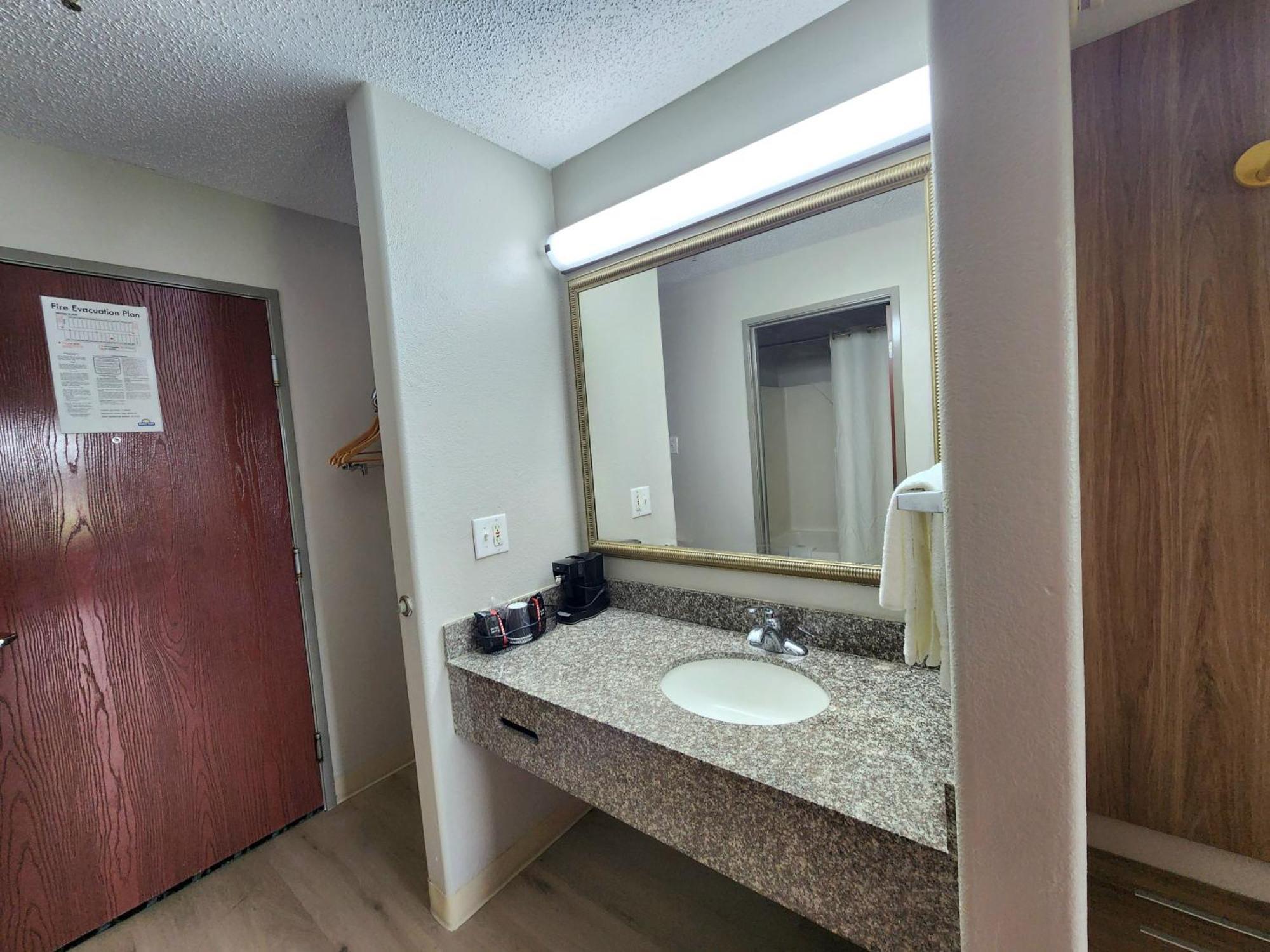 Days Inn By Wyndham Lafayette Scott Luaran gambar